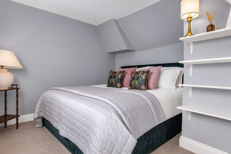 Room 3, Stunning 4-bed Hertford Townhouse Sleeps 8, Hertfordshire