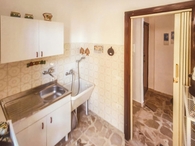 Bathroom 4, Mare Turchese Marzamemi, Syracuse