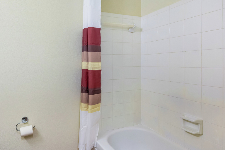 Bathroom 4, HomeTowne Studios By Red Roof Dallas - North Addison/ Tollway, Dallas