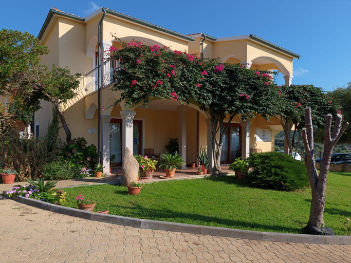 2, Apartment in Badus with communal Pool, Olbia-Tempio