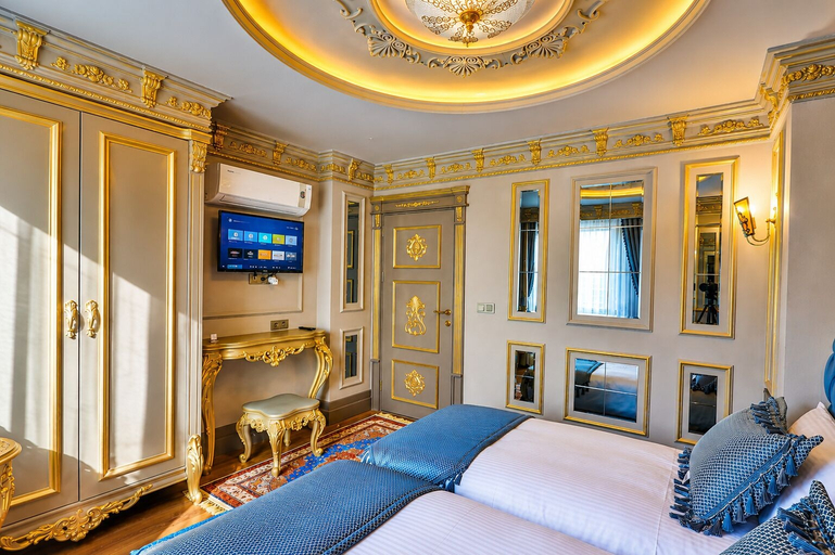 Bedroom 4, Real King Suite Hotel, Yomra