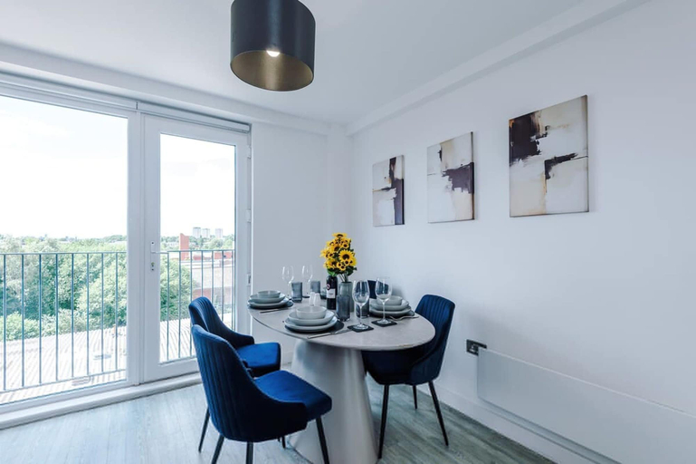 Room 3, Modern 2 Bed Duplex Free Parking Wi Fi, Manchester