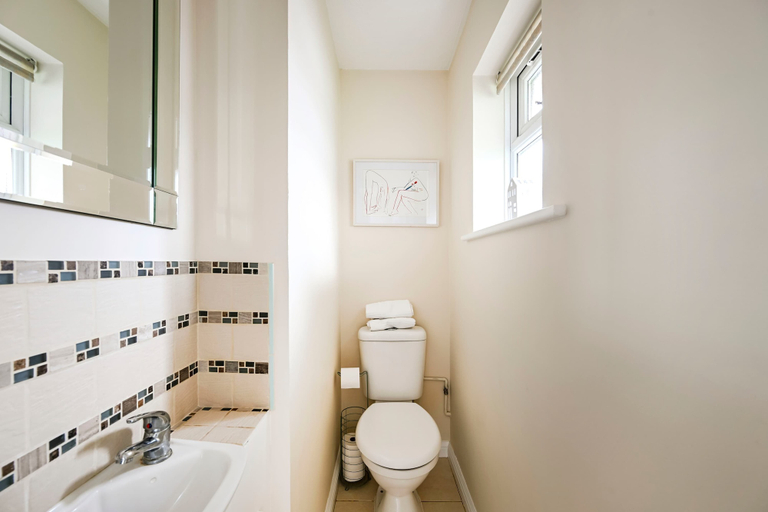 Room 3, Luxury 4BR Windsor Near M4 LHR Free Parking, Windsor and Maidenhead