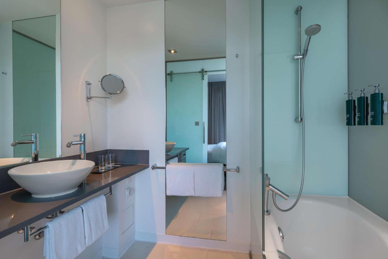 Bathroom 4, DoubleTree by Hilton Frankfurt Niederrad, Frankfurt am Main