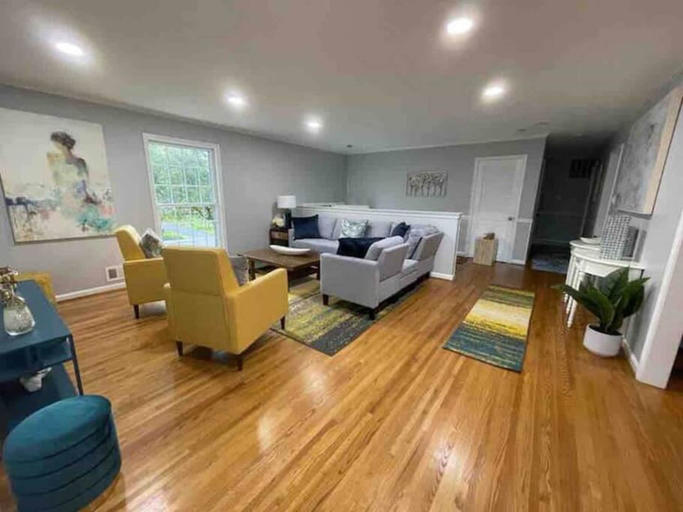 Room 2, Lux Family Xcape With Hottub Fireplace Deck BBQ, Montgomery