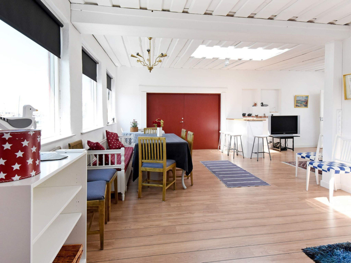 Food & Drinks, Holiday Home in Skærhamn, Tjörn