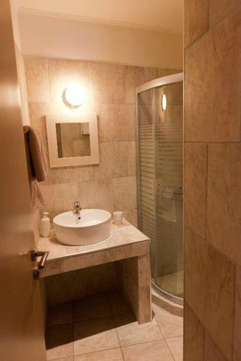 Bathroom 3, To Pandoxeio Tis Rinas, West Greece