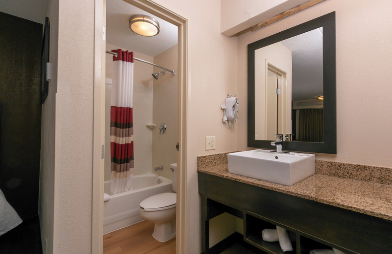 Bathroom 3, Red Roof Inn PLUS+ Washington DC - Manassas, Prince William