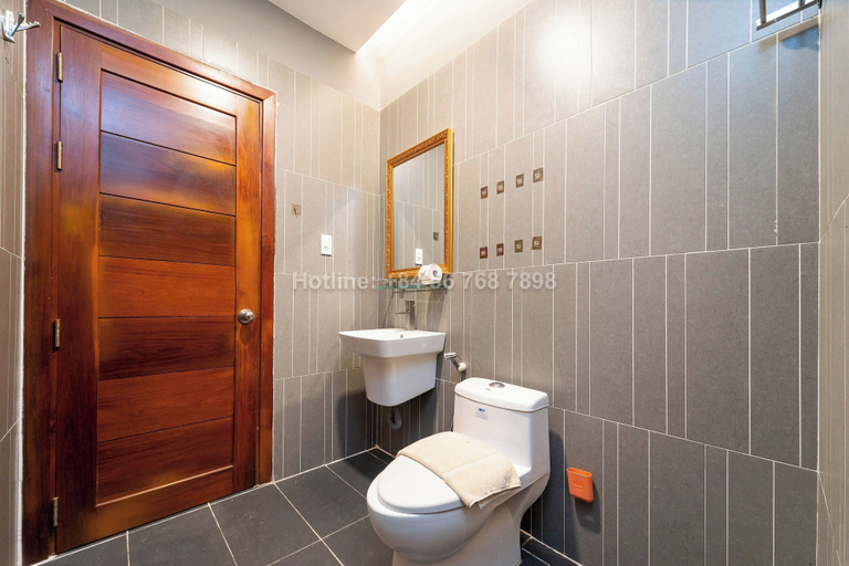 Bathroom 5, TagoAmber, District 1
