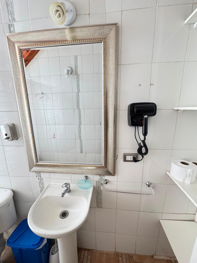 Bathroom 3, Posada del Jinete, Cordillera