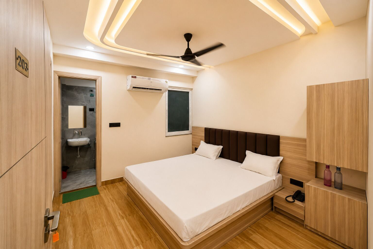 Room 2, Hotel Akrati Inn Vrindavan, Mathura