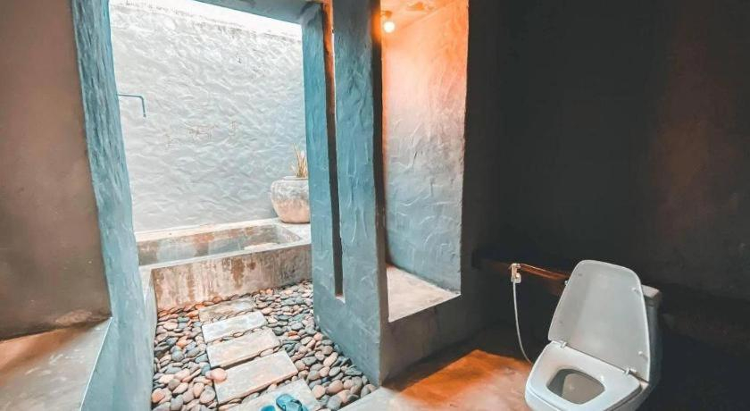 Bathroom 4, Avartarn Miracles Hotel, Ban Rai