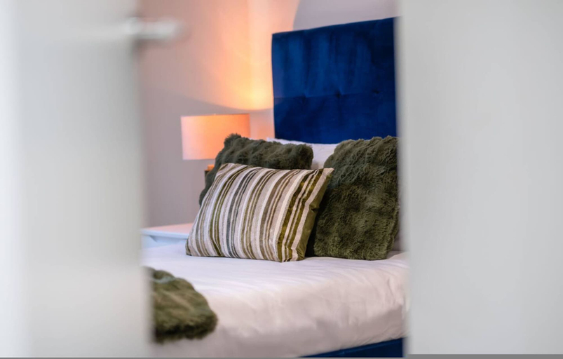 Room 3, Luxury Home Pool Table Free Parking Sleeps 8, Manchester