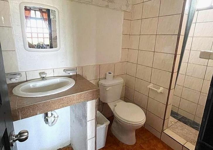 Bathroom 3, Sundown Beach Hotel, Sucre