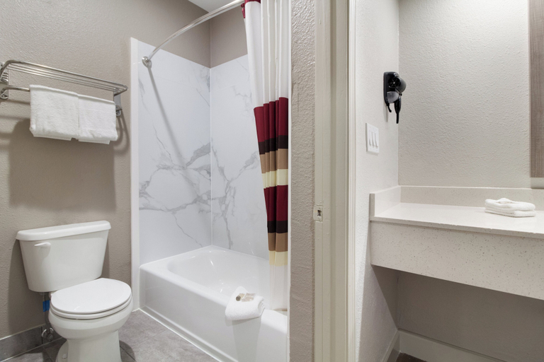 Bathroom 5, Red Roof Inn PLUS+ Galveston - Beachfront, Galveston