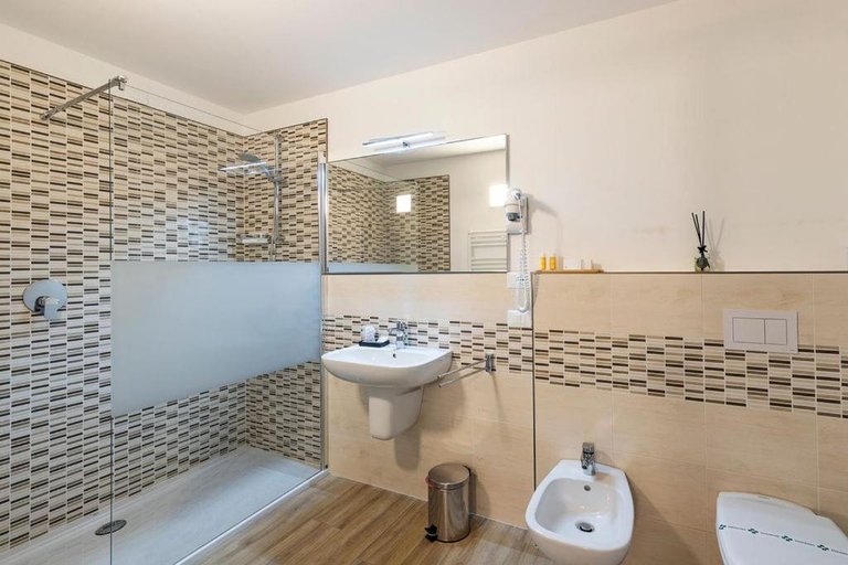 Bathroom 2, Albergo Berna, Verona