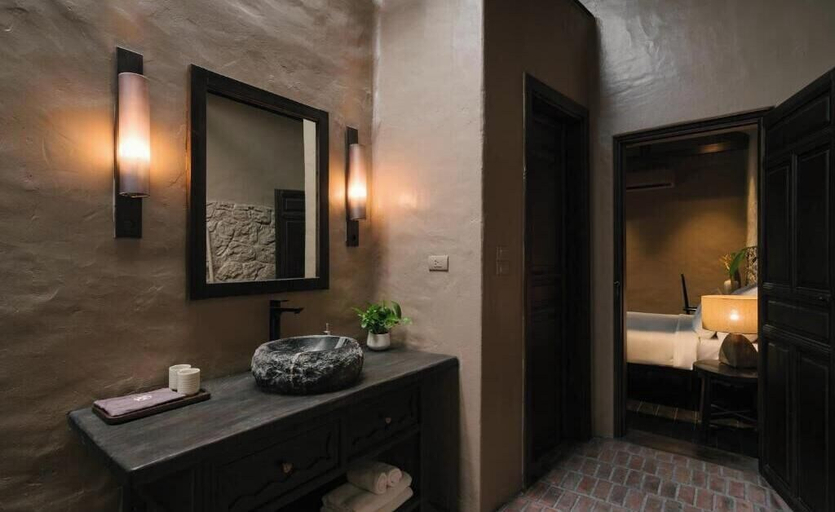 Bathroom 2, Toki Native Dam Khe, Hoa Lư