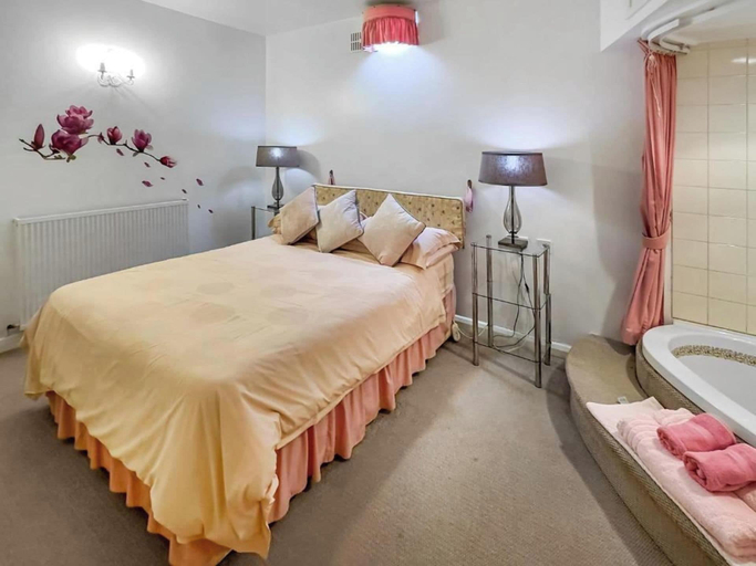 Room 3, Apartment Sleeps 2 With Parking, Pets Welcome, Cumbria