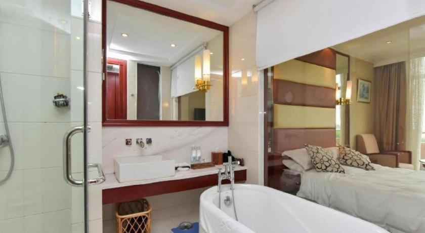 Bathroom 5, Wuxi Taihu Garden Hotel, Wuxi