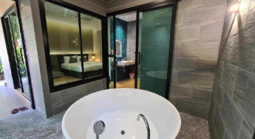 Bathroom 2, Nantrakiri, Pua