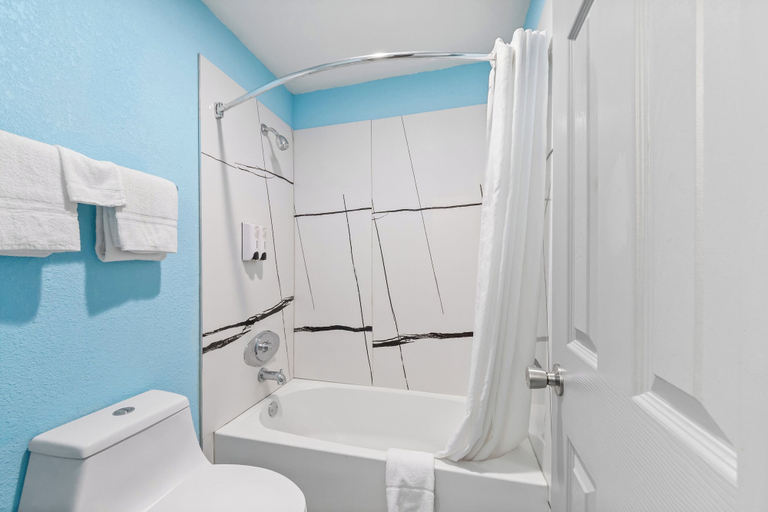 Bathroom 4, HomeTowne Studios by Red Roof San Antonio E - Frost Bank Center, Bexar