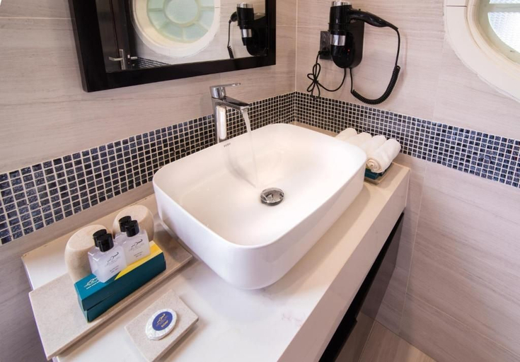 Bathroom 4, Minh Chau Pearl Hotel and Spa, Vân Đồn