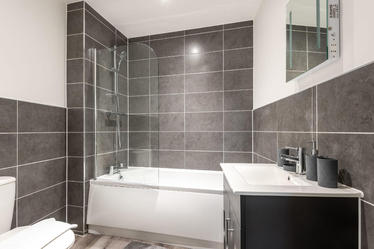 Bathroom 2, Lovely 1 Bedroom Apartment in Central Rotherham, Rotherham