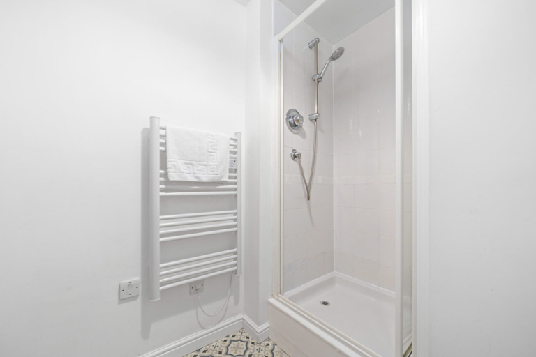 Room 5, Sleek 2BR Edinburgh Near Murrayfield Sleeps 4, Edinburgh