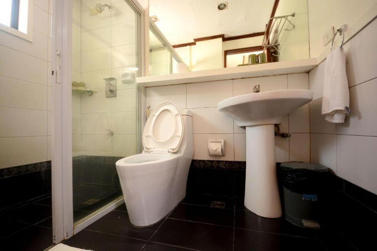 Bathroom 5, Ipil Suites Puerto Princesa, Puerto Princesa City