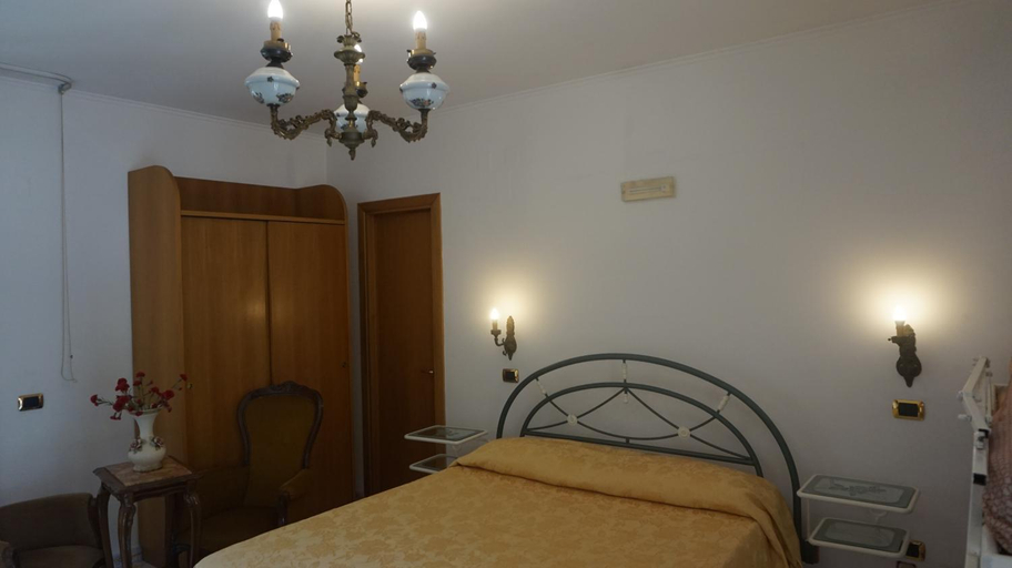 Bedroom 1, Villaggio "Camping Pompei" Bungalow, Napoli