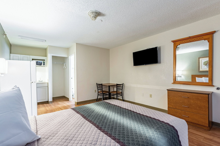 Bedroom 4, HomeTowne Studios by Red Roof Atlanta - Norcross South, Gwinnett