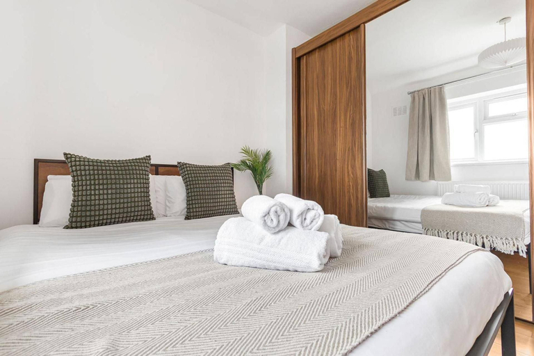 Room 4, 3 Bed House Sleeps 8 -near Heathrow -free Parking, London
