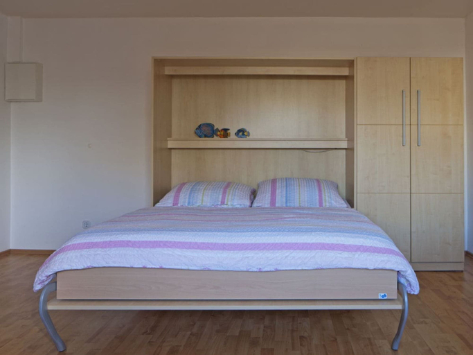 Room 3, Holiday Apartment With 1 Bedroom, Aurich