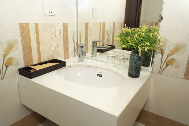 Bathroom, Lumis Tourane Hotel, Da Nang