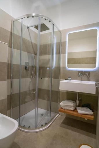 Bathroom 5, Petit Hotel, Messina