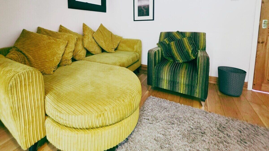 Lounge 4, Bright and Modern 2BR House, Nottingham