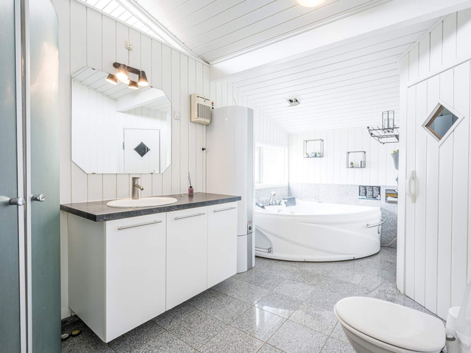 Bathroom 4, 4 Star Holiday Home in Henne, Varde
