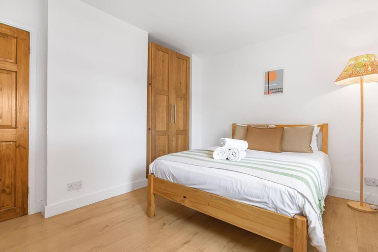 Room 2, 3 Bed House Sleeps 8 -near Heathrow -free Parking, London