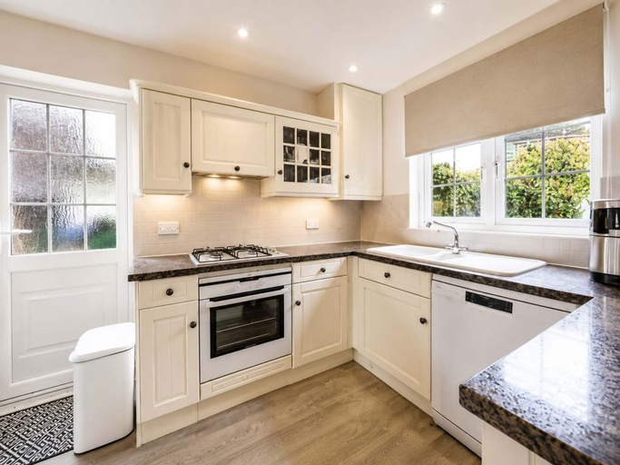Room 4, Luxury 4BR Windsor Near M4 LHR Free Parking, Windsor and Maidenhead