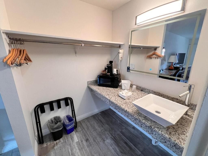 Bathroom 5, Howard Johnson by Wyndham Reno Downtown, Washoe