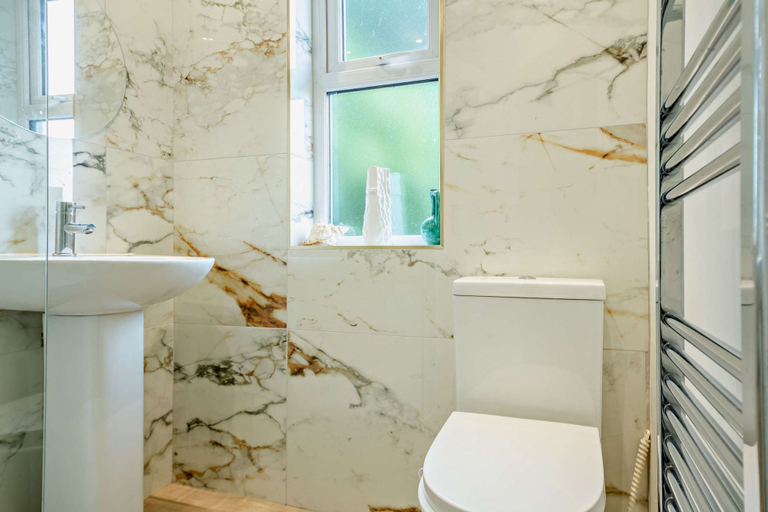 Room 4, Host and Stay - BKL Seaview House, Conwy