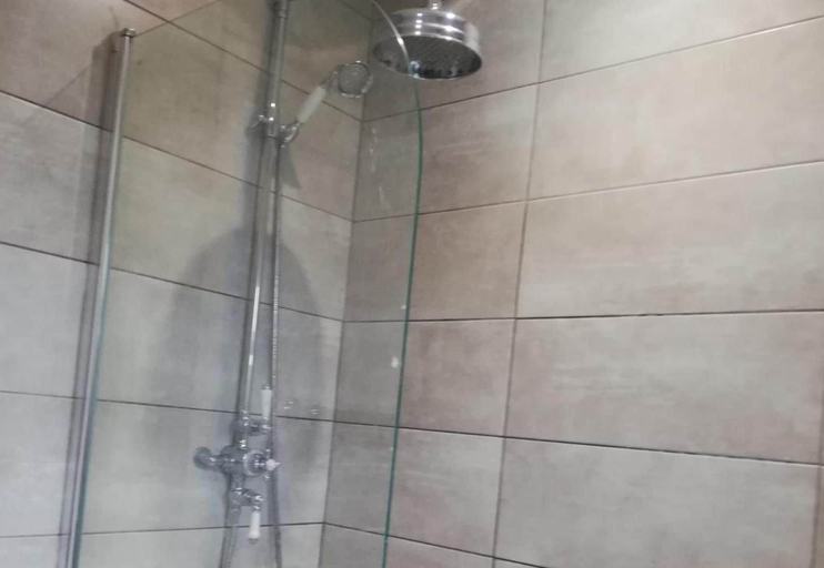 Bathroom, House Sleeps 6with Parking, Belfast