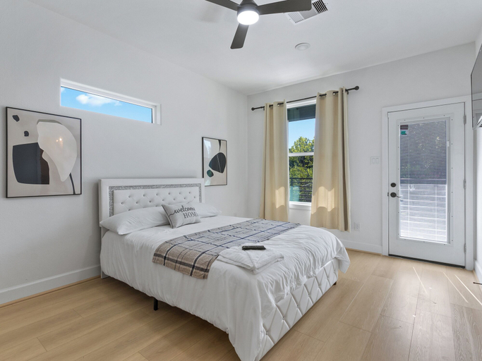 Room 4, Oma Cozy Homes, Houston