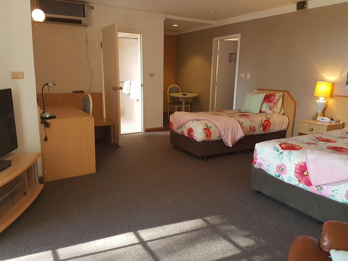 Bedroom 2, Golden Age Motor Inn, Queanbeyan
