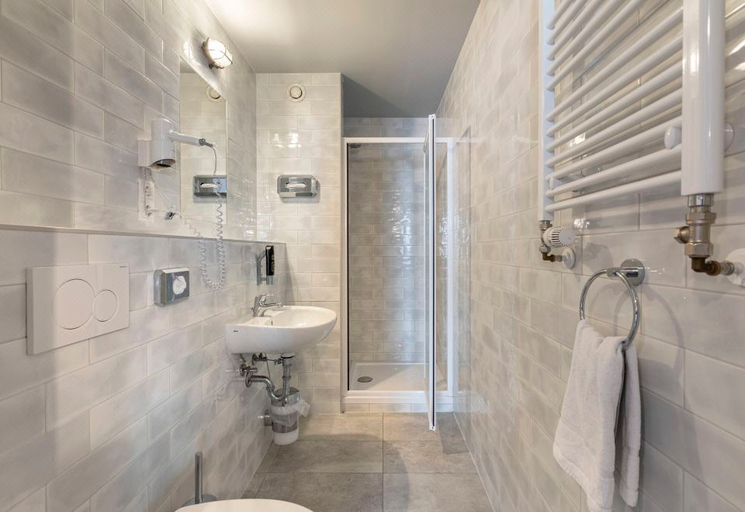 Bathroom 5, a&o Frankfurt Ostend, Frankfurt am Main