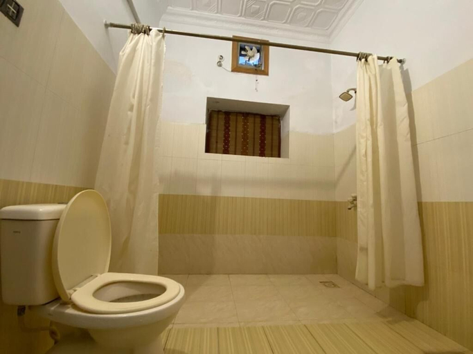 Bathroom 2, Hotel Shelton Palace, Multan