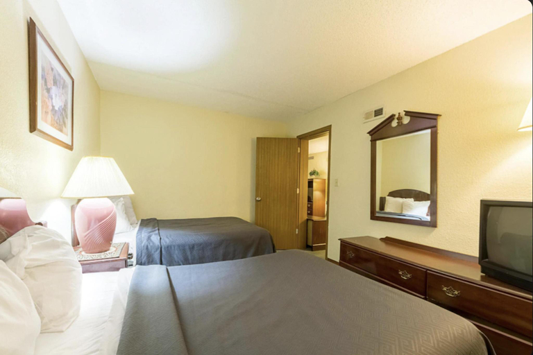 Bedroom 3, Eco Lodge Inn & Suites Bentonville near I 49, Benton