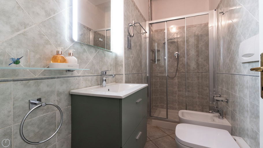 Bathroom, Saragozza 76, Bologna