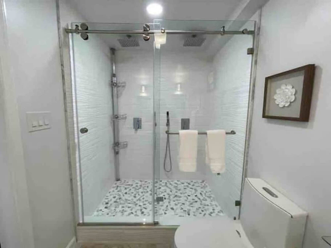 Room 5, Lux Family Xcape With Hottub Fireplace Deck BBQ, Montgomery