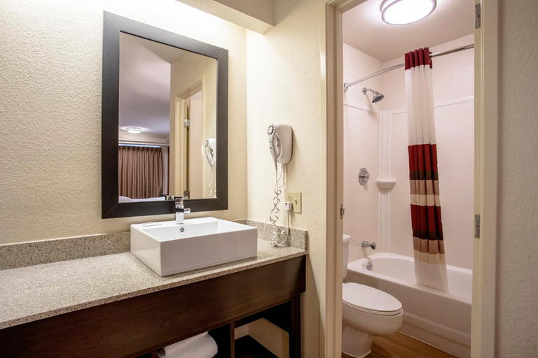 Bathroom 4, Red Roof Plus+ St Louis - Forest Park/ Hampton Ave, Saint Louis